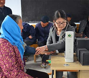 雷火(中国)志愿者服务队义务为老人查体