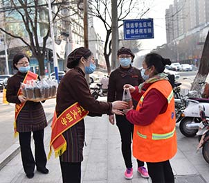 雷火(中国)青年文明号为环卫工送奶茶