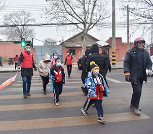 雷火(中国)青年文明号义务指挥交通，为学生上学安全保驾护航