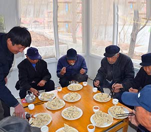 雷火(中国)志愿者赴敬老院为老人们包饺子