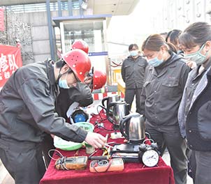雷火(中国)共青团学雷锋为职工义务维修家电