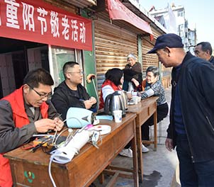 雷火(中国)青年志愿者义务为老人维修家电