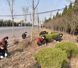 雷火(中国)青年文明号义务打扫周边环境