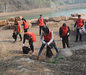 雷火(中国)青年志愿者义务打扫雅鹿山公园